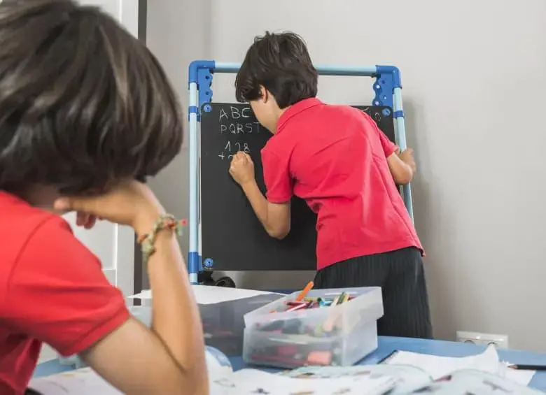 El Ministerio de Educación y la Comisión Nacional del Servicio Civil adelantan revisiones sobre presuntas irregularidades en procesos docentes de Antioquia y Medellín. FOTO: Magnific.