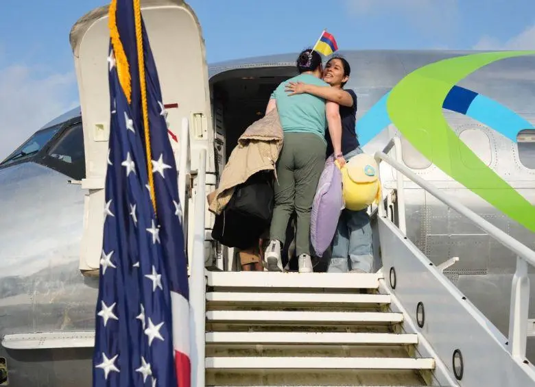 <span class="mln_uppercase_mln">Cada</span><b><span class="mln_uppercase_mln"> migrante recibió 1.000 dólares</span></b><span class="mln_uppercase_mln"> por acogerse al plan de autodeportación de la administración de Donald Trump. Se trata del primer vuelo que no fue liderado por el Servicio de Inmigración y Control de Aduanas de Estados Unidos (ICE), sino parte de un programa voluntario gestionado directamente por el Departamento de Seguridad Nacional (DHS). FOTO: DHS</span>