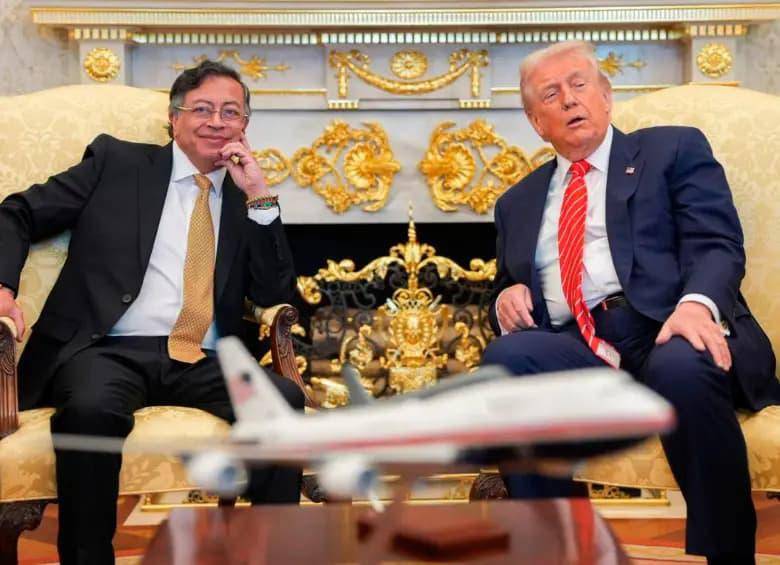 El encuentro entre Petro y Trump en el Salón Oval combinó gestos de cordialidad con señales de tensión, según el análisis del lenguaje corporal. FOTO: Presidencia. 