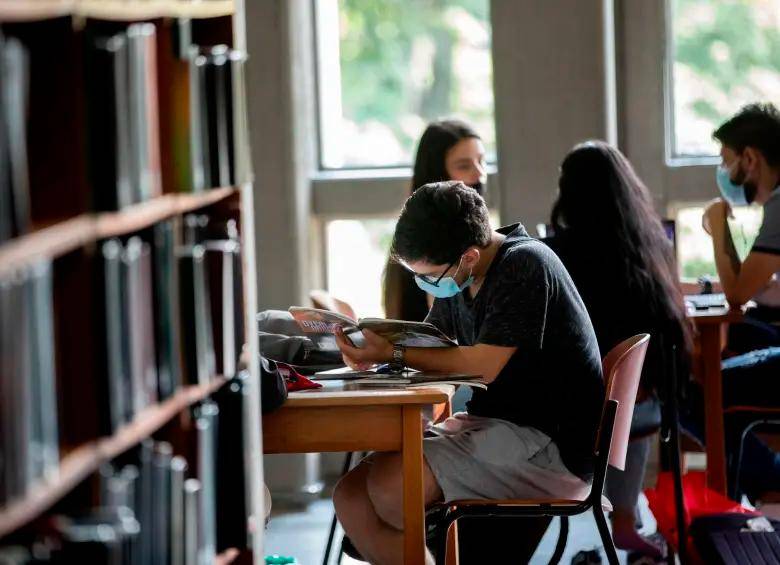 La iniciativa incluye recursos para 34 instituciones técnicas y tecnológicas, y permite a comunidades educativas crear veedurías con apoyo de la Contraloría para vigilar el uso de los fondos. FOTO: CAMILO SUÁREZ