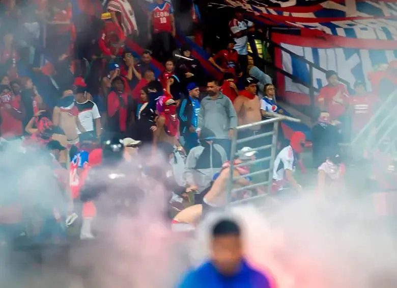 Los desmanes registrados en el estadio Atanasio Girardot dejaron un saldo de 59 personas heridas, entre ellas siete policías, tras la final entre Atlético Nacional y Deportivo Independiente Medellín. FOTO: Camilo Suárez. 
