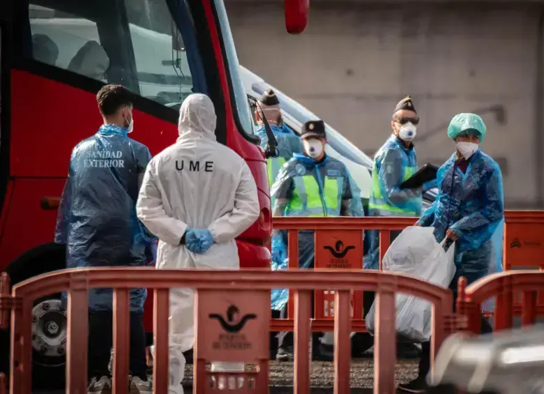 <p></p><p>Tripulantes y pasajeros del crucero Hondius afectados por el brote de Hantavirus llegan a Países Bajos tras la evacuación internacional. Foto: Getty</p>