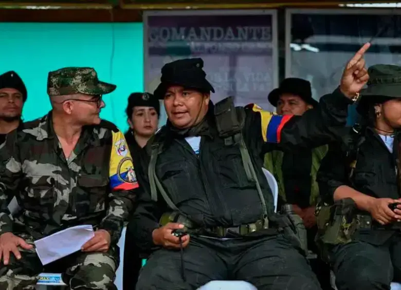 Iván Mordisco y Calarcá en las mesas de diálogo entre el EMC y el Gobierno. FOTO: AFP.