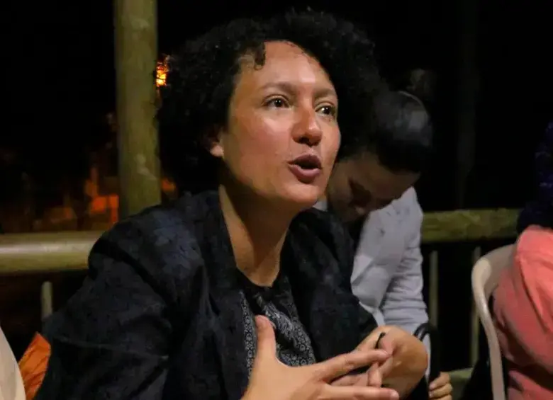 La senadora Isabel Zuleta durante la diligencia judicial en la cárcel La Picota, en la que alias Pipe Tuluá entregó un arma de fuego que, según las autoridades, sería usada contra otro interno. FOTO: REDES SOCIALES.