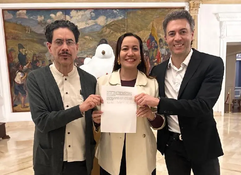 El senador Iván Cepeda, la exministra de Salud, Carolina Corcho y el exalcalde Daniel Quintero. Foto: Redes sociales @QuinteroCalle