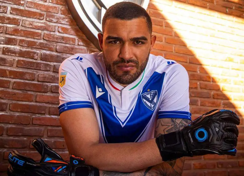 <span class="mln_uppercase_mln">Álvaro</span><b><span class="mln_uppercase_mln"> Montero ya viste la camiseta del club argentino Vélez Sarsfield. FOTO: SITIO OFICIAL DE VÉLEZ Sarsfield</span></b>