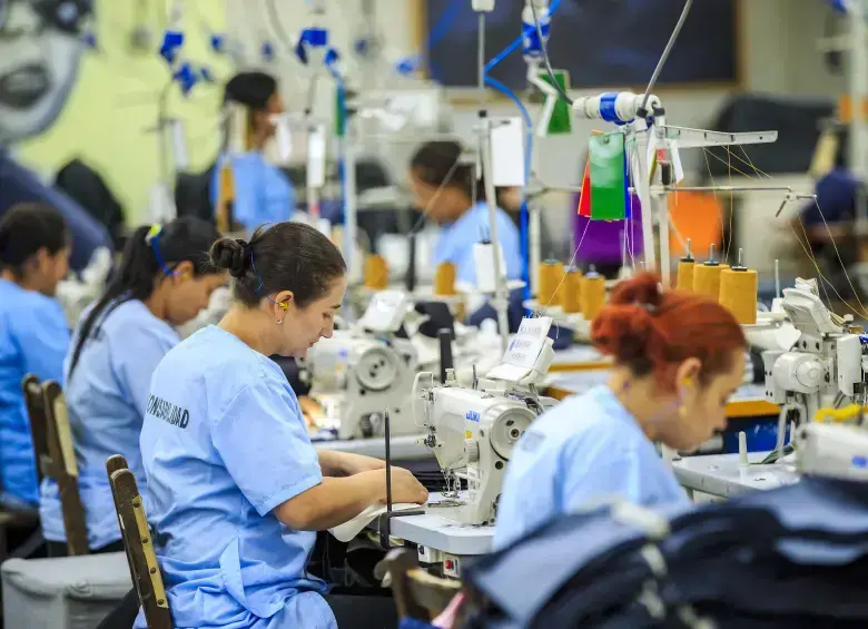 El Decreto 1197 promete aliviar costos y apoyar la reindustrialización, pero para quienes miran al mercado estadounidense, el riesgo es real: usar hilados más baratos hoy puede significar pagar aranceles más altos mañana. FOTO: Camilo Suárez.