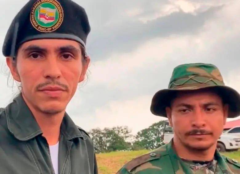 Andrey Avendaño (izquierda) es el comandante del Frente 33 de las disidencias en Catatumbo. FOTO: Cortesía
