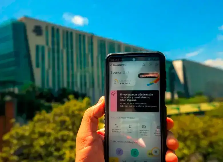 A través de redes sociales, la entidad ha venido publicando actualizaciones periódicas. Este lunes por la mañana reiteró: “Algunos de nuestros servicios no están disponibles”. FOTO: El Colombiano.