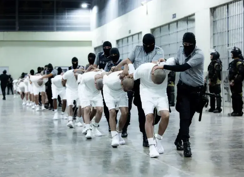 Un nueva propuesta del Gobierno de El Salvador pide que los “homicidas, violadores y terroristas” reciban la cadena perpetua. FOTO: GETTY