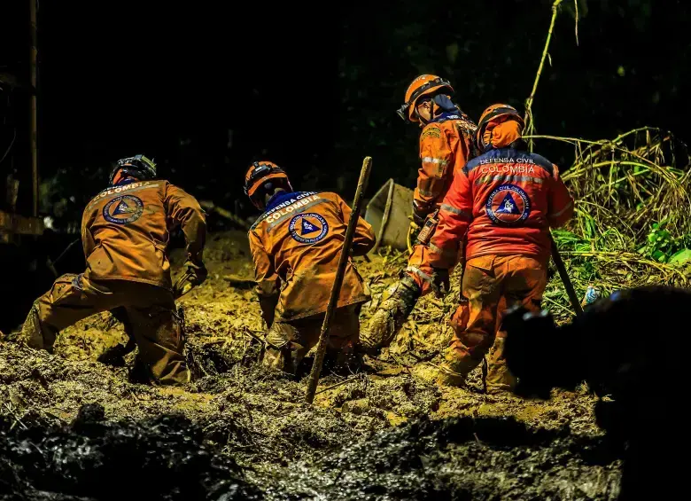 La alcaldía de Sabaneta y el grupo de bomberos trabaja en conjunto para rescatar a los damnificados por el deslizamiento de tierra ocurrido en la vera La Doctora, Sabaneta. FOTO: CAMILO SUÁREZ