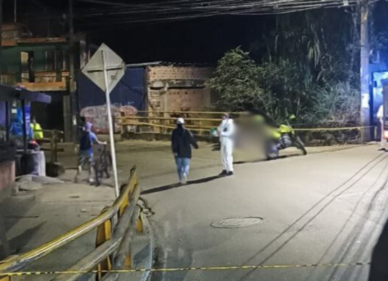 <b>El</b><b> fallecido habría perdido el control en un puente de San Antonio de Prado, en Medellín. FOTO: TWITTER DENUNCIAS ANTIOQUIA</b>