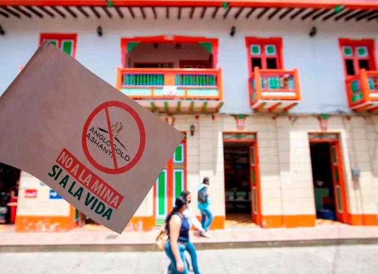 Organizaciones ambientales y comunidades del Suroeste antioqueño mantienen su rechazo al proyecto minero Quebradona mientras la ANM se prepara para tomar una decisión clave este 8 de diciembre. FOTO: JULIO CÉSAR HERRERA. 