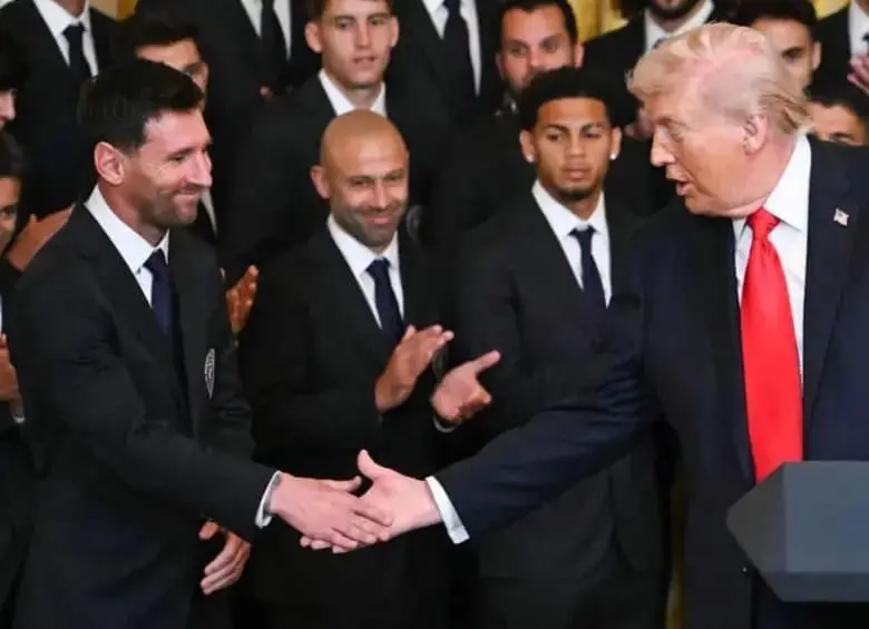 Lionel Messi escucha al presidente Donald Trump durante la recepción del Inter Miami CF en la Casa Blanca, donde el mandatario elogió también a Cristiano Ronaldo y habló del conflicto con Irán. FOTO: Getty Images. 