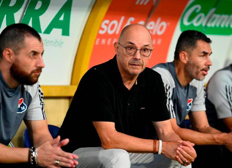 El entrenador uruguayo Alfredo Arias, que llegó al DIM en julio de 2023, busca su primer triunfo en torneo internacional con el cuadro rojo. FOTO: COLPRENSA 
