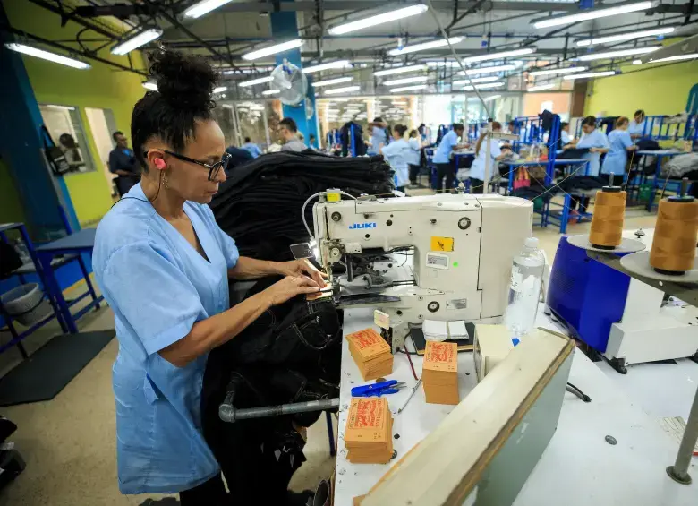 La apuesta del Gobierno por la formalización laboral es ambiciosa. Pero con un sistema de salud financieramente frágil, los analistas piden cautela. FOTO: Camilo Suárez.