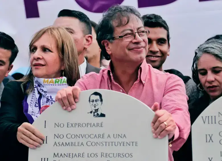 El presidente Gustavo Petro firmó en mármol en 2018 que no convocaría a una Constituyente. FOTO COLPRENSA