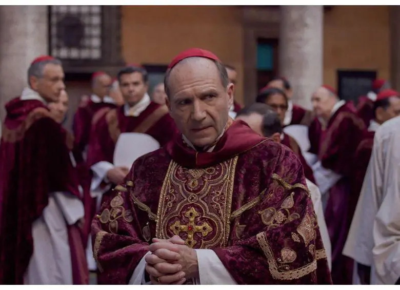 Ralph Fiennes interpretó al cardenal Thomas Lawrence en la película Cónclave (2024). FOTO: PELÍCULA CÓNCLAVE
