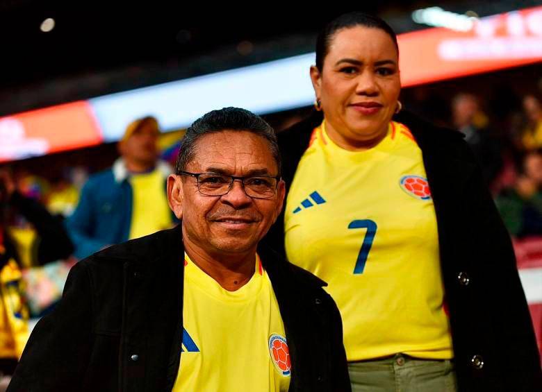 Luis Manuel Díaz y su esposa, Cilenis Marulanda, en los más recientes juegos amistosos de la Selección Colombia en Europa. FOTO: Cortesía FCF