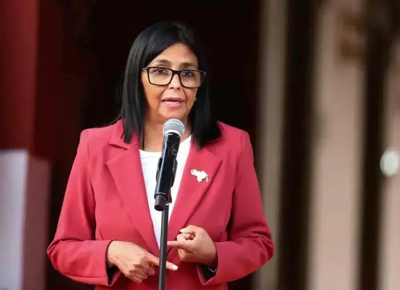 La presidenta encargada de Venezuela, Delcy Rodríguez, evalúa su participación en futuras elecciones presidenciales, según documentos registrados en Estados Unidos. FOTO: AFP. 