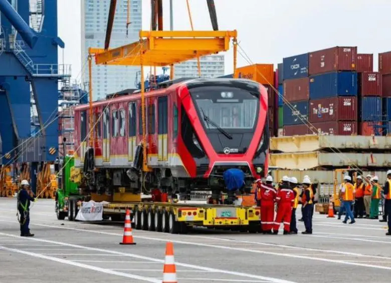 <span class="mln_uppercase_mln">El</span><b><span class="mln_uppercase_mln"> primer tren de la Línea 1 del Metro de Bogotá durante su llegada desde China a Cartagena. Se prevé que cinco de estos trenes lleguen al país en este 2025. FOTO: ALCALDÍA DE BOGOTÁ</span></b>