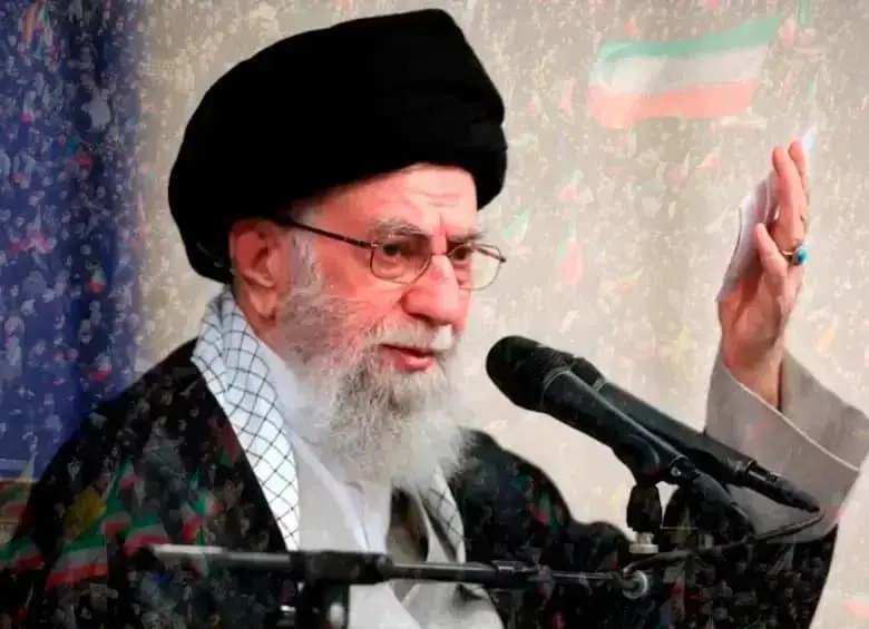 El líder supremo de Irán, Alí Jamenei, será despedido con un funeral de Estado de tres días en Teherán, Qom y Mashhad, tras su muerte en una ofensiva militar de Estados Unidos e Israel. FOTO: Redes sociales. 