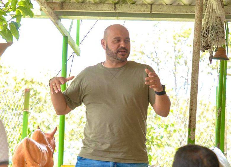 Elkin Reyes fue reelegido como alcalde tras las elecciones atípicas en Oiba (Santander) el pasado domingo 18 de mayo. FOTO: Facebook Elkin Reyes