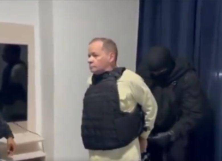 <span class="mln_uppercase_mln">El</span><b><span class="mln_uppercase_mln"> opositor venezolano Juan Pablo Guanipa fue grabado con un chaleco de balas siendo escoltado por policías encapuchados y vestidos de negro.</span></b><span class="mln_uppercase_mln"> FOTO: CAPTURA DE VIDEO</span>