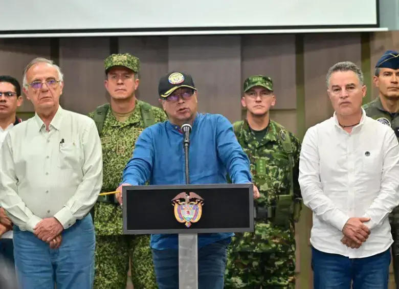 La organización criminal asegura que si el Gobierno tuviera intenciones de hacer un acuerdo de paz, frenaría los bombardeos a los campamentos criminales. Foto: Colprensa.