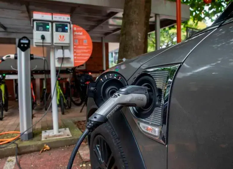 La falta de normas claras y beneficios fiscales tiene en jaque a la movilidad eléctrica en Colombia. Andemos advierte que el país podría perder su liderazgo en América Latina. FOTO: El Colombiano.