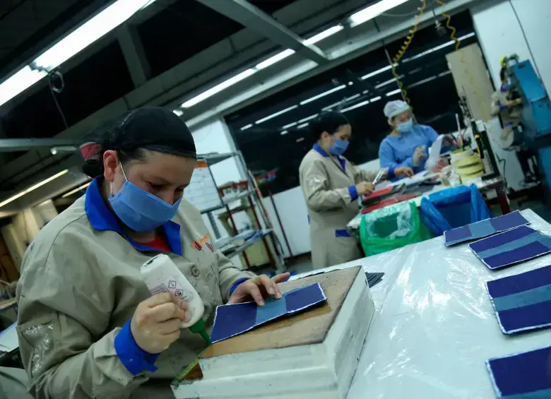 Según el Código Sustantivo del Trabajo y la Ley 2466 de 2025, el monto de la indemnización depende del tipo de contrato, el salario y la antigüedad del empleado. FOTO: El Colombiano.
