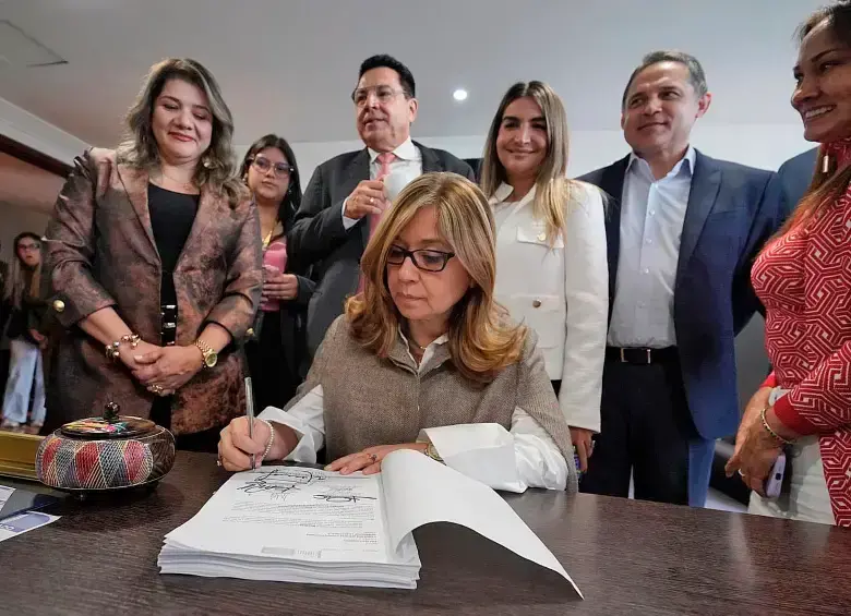 Las tres senadoras radicaron la ponencia alternativa de la reforma a la salud en la Comisión Séptima del Senado. FOTO COLPRENSA