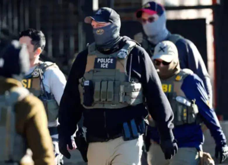 La decisión judicial limita los arrestos realizados por agentes federales en tres tribunales de inmigración de Manhattan, donde migrantes acudían a audiencias y solicitudes de asilo. FOTO: Getty.