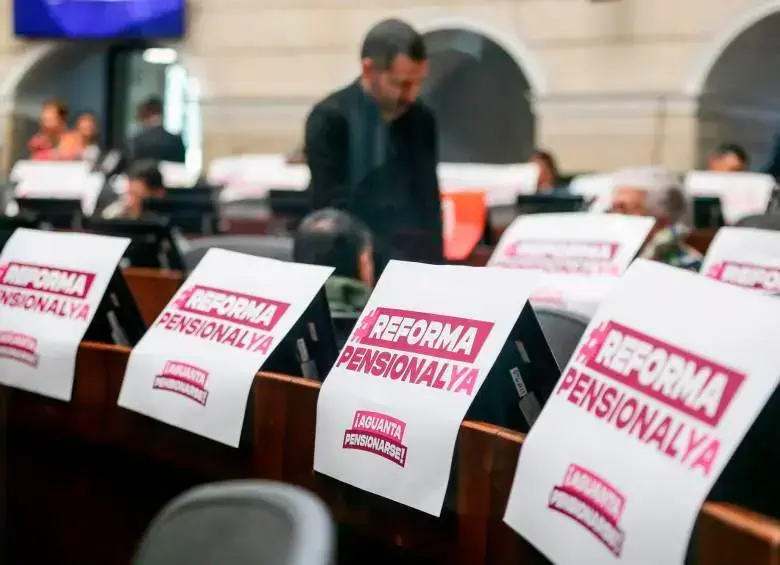 La reforma pensional no podrá entrar en vigencia el 1 de julio porque aún falta el pronunciamiento definitivo de la Corte Constitucional sobre la eventual subsanación de los vicios en su trámite legislativo. Foto: Colprensa