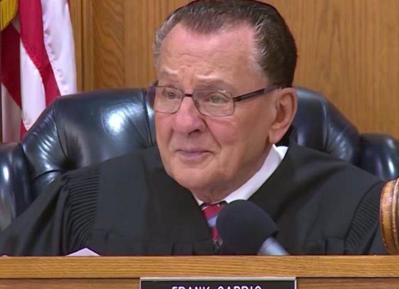 <span class="mln_uppercase_mln">Frank</span><b><span class="mln_uppercase_mln"> Caprio se convirtió en un fenómeno global gracias a su estilo compasivo y humano en la sala judicial en Estados Unidos. FOTO: REDES SOCIALES</span></b>
