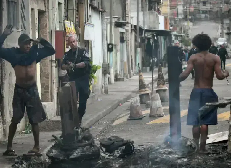 Las secuelas del megaoperativo contra Comando Vermelho, una de las organizaciones criminales más poderosas de Río de Janeiro, en Brasil. FOTO: AFP
