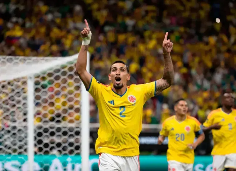 Daniel Muñoz anotó el gol que le dio la victoria a la Selección Colombia y asumió el liderato del Grupo K, hasta ahora. Foto: Juan Antonio Sánchez