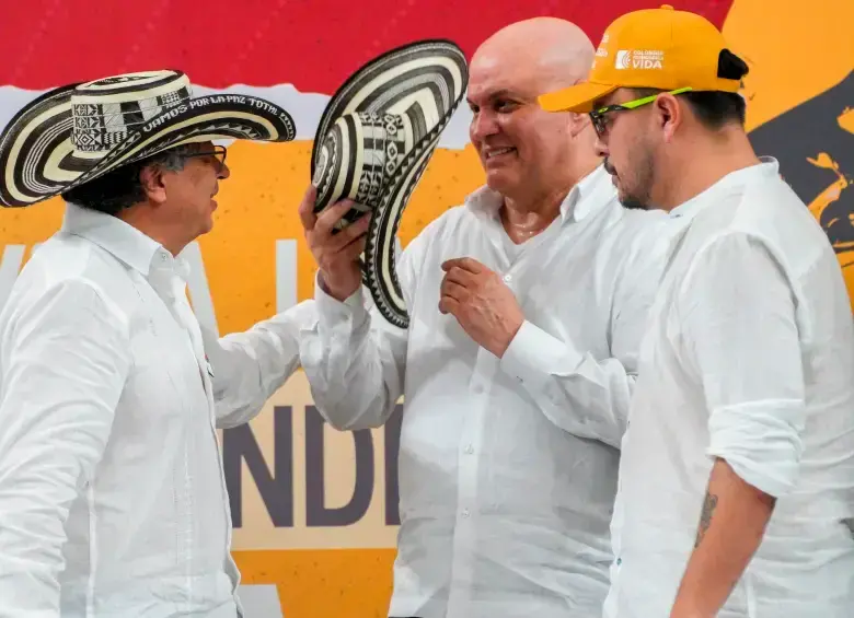 El presidente Gustavo Petro saludando al exjefe paramilitar Salvatore Mancuso en un evento público. FOTO: Cortesía