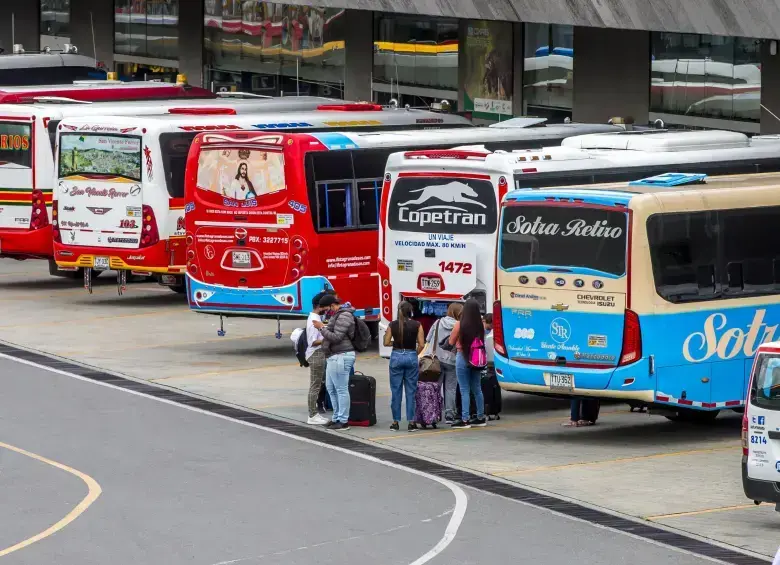 Con los aviones A320 en tierra y la venta de tiquetes de Avianca cerrada temporalmente, el país vive una de las semanas más complejas en movilidad reciente. Por eso, el transporte terrestre se presenta como la solución. FOTO: Juan Antonio Sánchez.