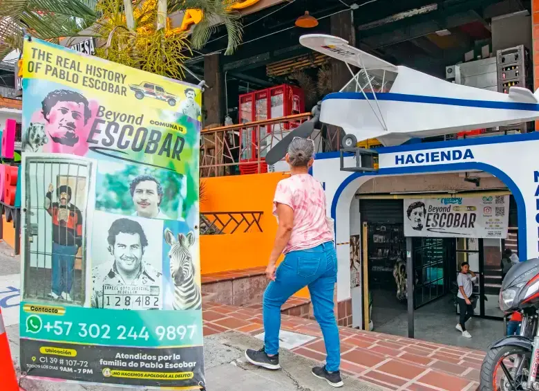 La Comuna 13, que debería ser el símbolo de resiliencia y transformación social de Medellín, terminó convertida en un triste divertimento para extranjeros ávidos de consumir la narcocultura que ven en las series. FOTO: ESNEYDRE GUTIÉRREZ