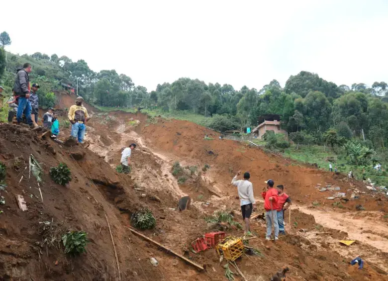 Un bebé de al menos seis meses fue rescatado del alud en Bello. FOTO: ESNEYDER GUTIÉRREZ