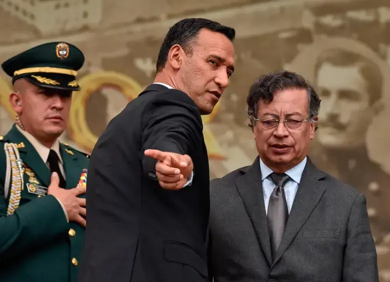 Pedro Sánchez, ministro de Defensa, junto al presidente Gustavo Petro. FOTO: Colprensa