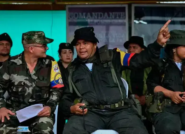 Las disidencias de Calarcá tienen un espacio en las mesas de la Paz Total, sin embargo, siguen delinquiendo. A la izquierda está Iván Mordisco, a la derecha Calarcá. FOTO: Colprensa