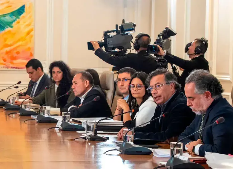 El presidente paró sus movimientos en el gabinete mientras que regresaba al país desde Japón. FOTO: Presidencia