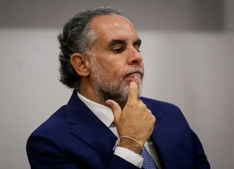El ministro del Interior está al frente de la estrategia electoral del Gobierno. Ha avanzado en reuniones claves con partidos y hoy no está claro que se vaya hundir la Consulta en el Senado. Foto: Colprensa. 