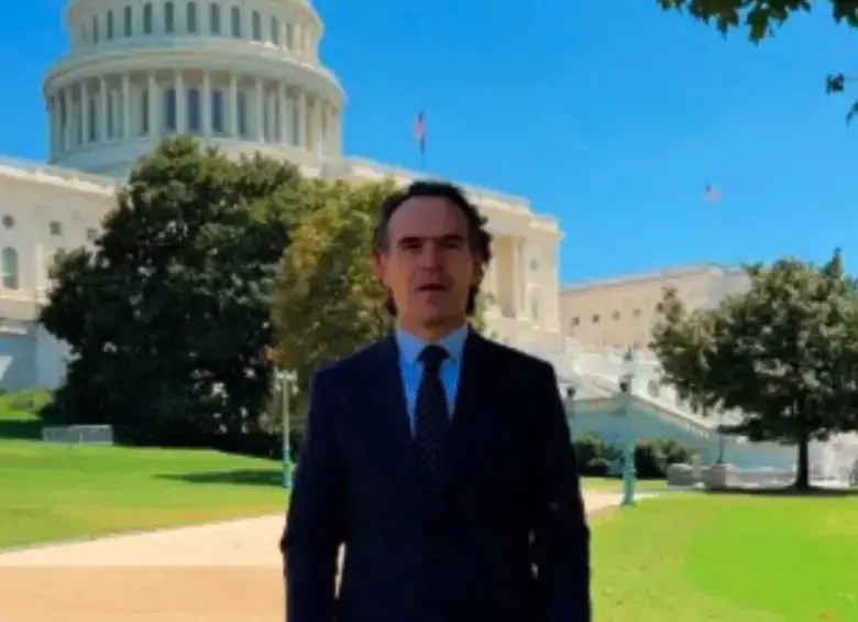 Federico Gutiérrez, alcalde de Medellín, aseguró que no necesita permiso para viajar. Foto: Captura de video.