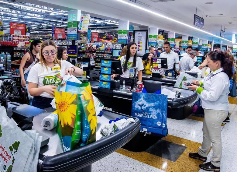 Durante esta temporada, los clientes podrán obtener hasta un 70% de descuento en la segunda unidad de más de 1.000 productos en categorías como alimentos, productos de aseo, artículos para el hogar, entre otros. FOTO: El Colombiano.