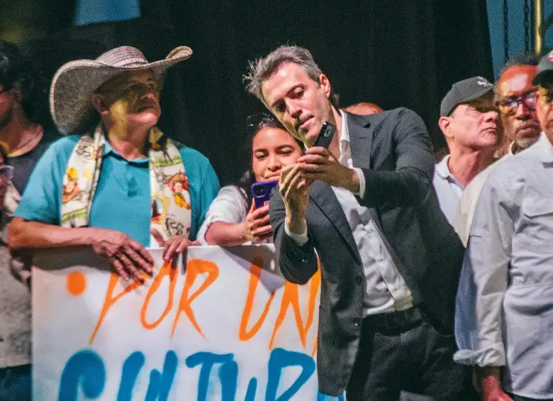 El presidente, quien compartió tarima con el exalcalde Daniel Quintero, imputado por presunta corrupción, atacó a Gutiérrez y a la independencia del poder judicial en Antioquia. Foto: EL COLOMBIANO