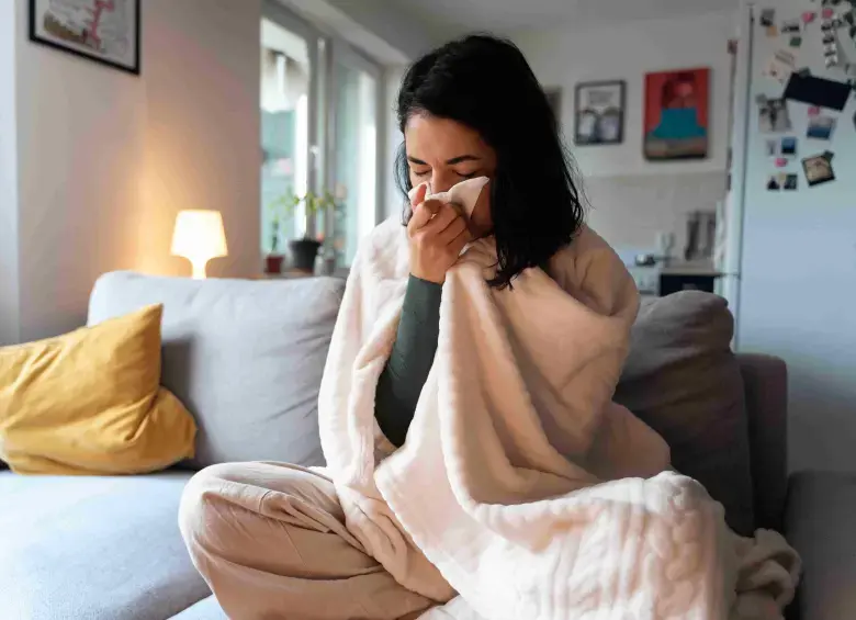 La OMS publicó su informe anual de Estimaciones Mundiales de Salud, que revela que la esperanza de vida global casi ha recuperado los niveles previos a la pandemia de covid-19, pero que los años vividos en buenas condiciones de salud se recuperan más lentamente. FOTO Freepik