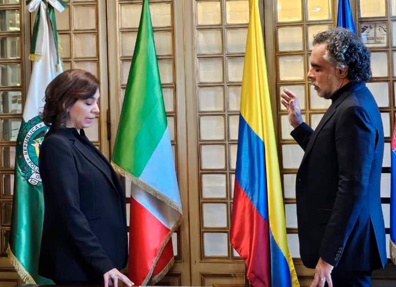 Posesión de Armando Benedetti ante la embajadora en Italia, Ligia Margarita Quessep Bitar. FOTO CORTESÍA